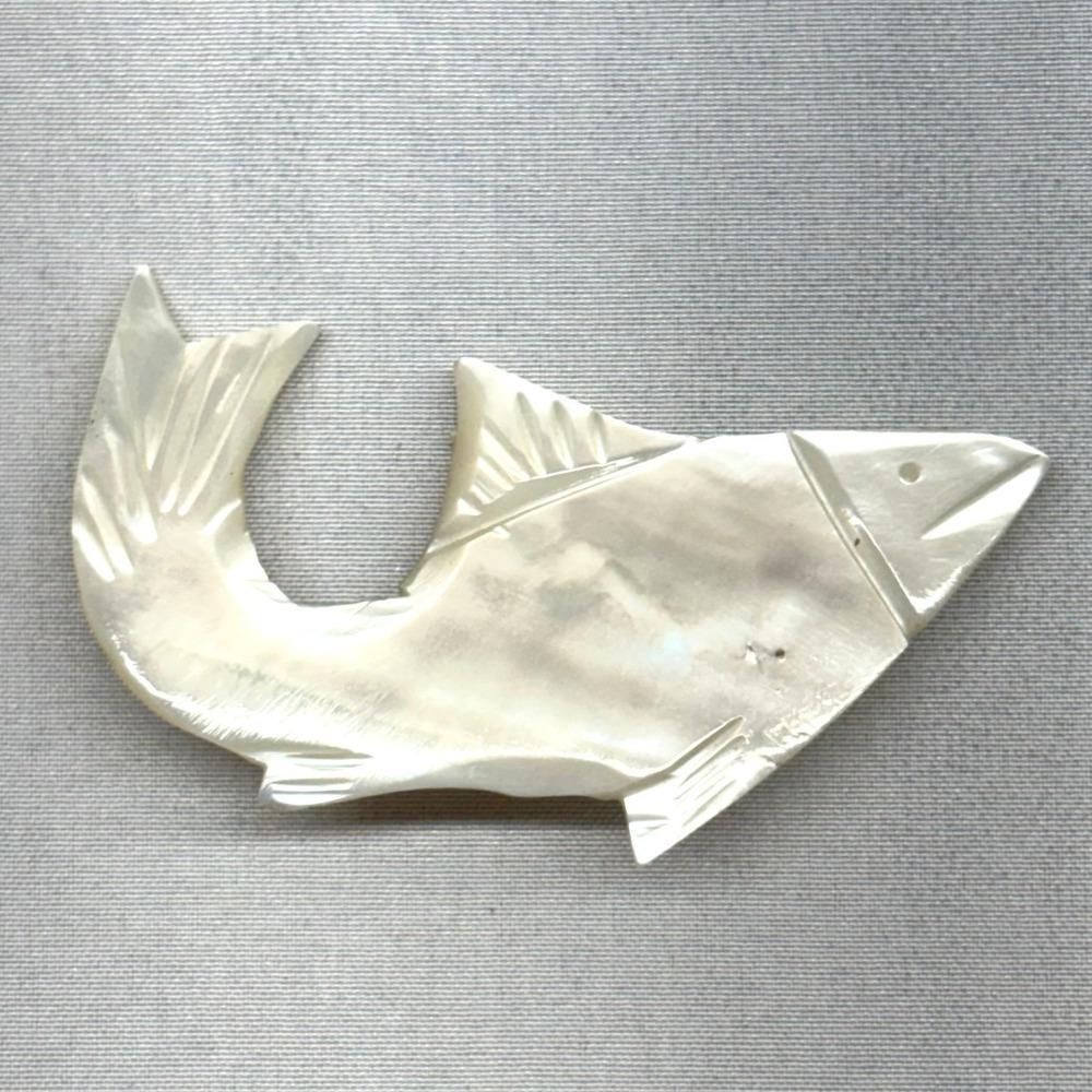 Unbranded Fish Brooch Unisex OS Cream Good Mother of Pearl Iridescent Carved